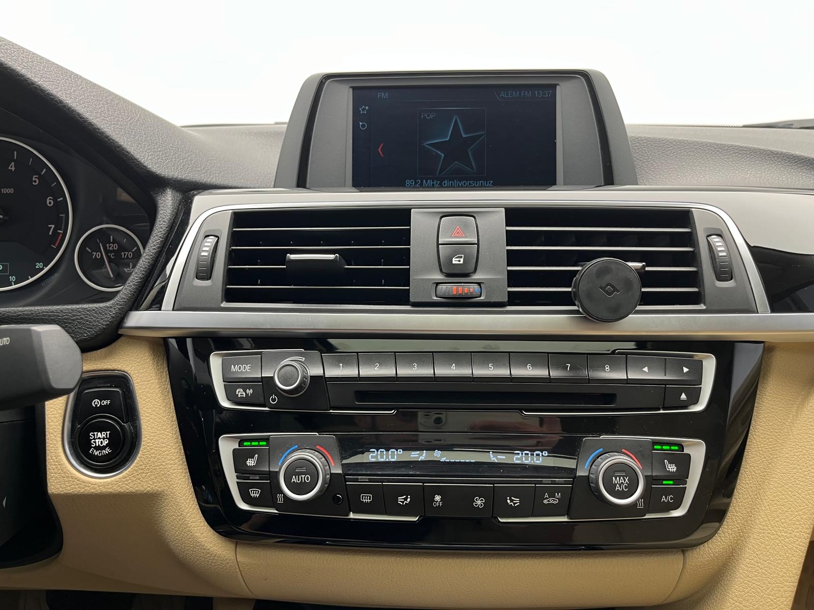 BMW 3 Serisi 318i Premium Line araç fotoğrafı 4