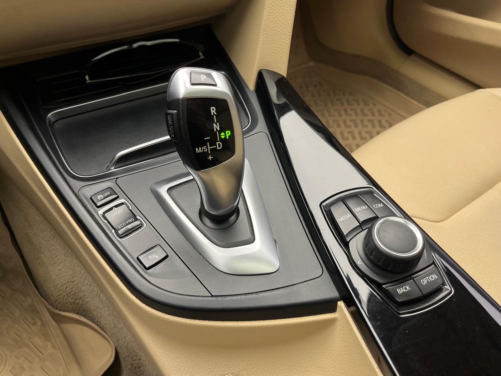 BMW 3 Serisi 318i Premium Line araç fotoğrafı 9